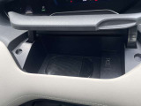 運転席前には小物入れやUSBポート付きで携帯の充電に便利。