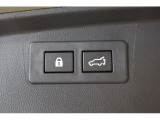 電動リヤゲートを装備。運転席から操作も行える便利な機能も搭載。女性でもワンタッチで開閉できるので、普段の買い物でも楽ですよ。開閉位置も調整できるので、身長の低い方でも安心です。