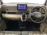 車内は光触媒抗菌消臭施工済です。スタイリッシュなデザインで暖かみのあるインパネ周りを演出します。グローブボックスやカップホルダーのほかにトレーなどたくさんの収納スペースが装備されています。