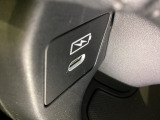 エレクトリックギアセレクターの下にスマートフォンなどが置けるトレーと、充電可能なUSB端子がついています。移動中に充電もできるので便利です。