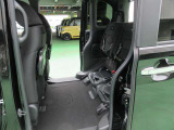 普通の車の後席は燃料タンクの上にある。でもNBOXはそこに燃料タンクがなく後席の下は空いてます。ここを活かす座面の跳ね上げ機構大きな荷物も入る空間がつくれます。