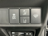 車がカーブの外側へ膨らんだり内側へ巻き込んだりする挙動を防止する横滑り防止装置、フロントガラス熱線スイッチ、万が一の時にあると心強いホンダセンシング機能-衝突軽減ブレーキ・路外逸脱抑制機能付きです!