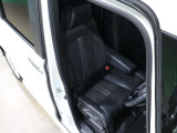 程よい硬さとホールド性が高いシートで長時間運転も快適です。