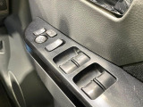 【電動格納ミラー】サイドミラーは電動格納式となっており、狭い駐車場でもキズがつくリスクを抑えられます。