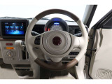 運転中もハンドルでの操作が可能です。特に高速道路等の目が離せない運転時には、便利さだけでなく、安全性も兼ね備えております。