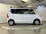 運転席側も手動のスライドドアとなってます。乗り降りや荷物の出し入れが楽になり便利です。