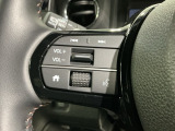 ステアリングにオーディオ操作スイッチが付いています。オーディオ画面に直接タッチしなくても操作が出来ますので、運転に集中できます。