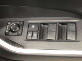 パワーウィンドのスイッチです。運転席に座りながら、助手席や後席の窓を開け閉めできるので大変便利ですよ。