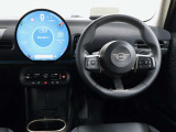 運転に必要な情報はヘッドアップディスプレイ、中央ディスプレイからタッチパネルで操作します。
