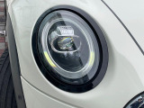 ●LEDヘッドライト:夜間走行時も良好な視界を確保し安心して運転できる高輝度LEDヘッドライトを装備!点灯速度が早く、消費電力も抑えられています。