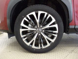 純正なので車に似合うデザインになっていますね。スタッドレスタイヤもご相談下さい。