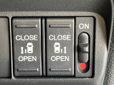 【両側スライドドア】駐車場で隣の車との間隔が狭く乗りにくい時、スライドドアなら安心!ドアオープン時も幅を取らず、開口部が広いので乗り降りがとっても簡単です。大きな荷物の出し入れも後席から可能♪