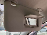 サンバイザーに鏡がついていますので、車から降りる前に身だしなみチェックが出来ます。