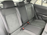 長時間運転でも疲れにくい設計の高品質シートを採用。姿勢が自然に決まり、街乗りから高速道路まで快適なドライブをサポートします。