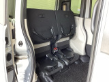 後席の座面をはねあげると、後席のあったスペースがそのまま高さのある荷室空間に!背の高い荷物も横にせずそのまま積み込めます。もちろん左右片方だけのアレンジも可能です。