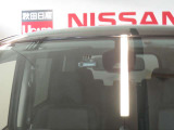 上部のカメラで前方の車両や歩行者を検知し、衝突するおそれがあると警報音と共にエマージェンシーブレーキ/踏み間違い衝突防止アシストが作動します。さらに危険性が高まったときは、強いブレーキがかかります。