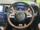 【純正革巻きステアリング】上質な革を使用することで、手にしっかり馴染みとても運転しやすいハンドルです♪