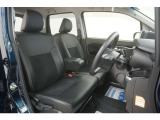 運転席のスペースはゆったりしていて、視界も広く確保されているので普段の運転からロングドライブまで快適です。