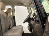 座面も厚みがあり背もたれも高く、広い足元にゆったり座れるシートです。運転席と助手席の間が空いている為、助手席側への移動がスムーズです。交通量の多い道でも助手席側から乗り降りができます。