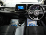 運転にかかわる様々な操作を安全に行えるように視点移動が少なく、操作性に配慮されたスイッチ類が凝縮されたコクピットです。