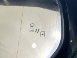 【ブラインドスポットモニター】走行中、ドアミラーの死角になりやすい箇所に後続車が接近するとサイドミラーのレンズに警告を表示!ドライバーに注意喚起をしてくれます。
