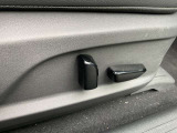 運転席が電動シートになっています。
