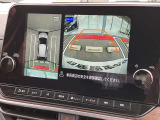 まるで真上から見ているような、視認性の良いアラウンドビューモニターです。駐車が苦手な方でもこれでらくらく駐車できますよ。