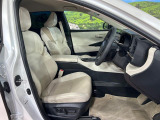 運転席まわりには十分なスペースがあり、大柄な方でもゆったり運転していただける環境です。