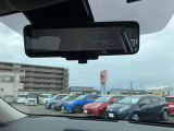 インテリジェントルームミラーは車両後方の状況を映像で映し出してくれます!後席に人が乗っていて見づらい時や荷物で後ろが見えない時も安心です!