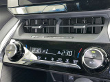 左右独立温度コントロールフルオートエアコンです。運転席、助手席それぞれで独立して温度設定ができます。冷え性の方が乗っても安心ですね♪
