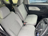 前席はゆったりとしたベンチシートになっており、左右の行き来もしやすく、乗り降りや車内での移動にも便利です!