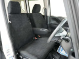 運転席のスペースはゆったりしていて、視界も広く確保されているので普段の運転からロングドライブまで快適です。