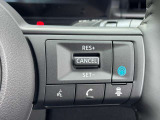 運転支援機能「プロパイロット」のON/OFFや車間距離設定、ハンズフリー通話の操作を行えるスイッチ群です。