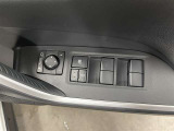 パワーウィンドウスイッチで運転席から全席の窓の開閉ができます♪
