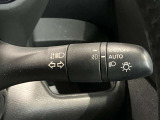 車外の明るさに応じでライトを点灯、消灯してくれるオートライト機能です☆お天気の良い昼間のトンネル走行などオートにしてると便利で安心です☆エンジン停止時にライトの消し忘れも無くなります☆