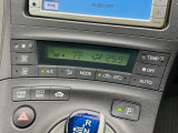 【オートエアコン】一度お好みの温度に設定すれば、車内の温度を検知し風量や温度を自動で調整。暑い&hellip;寒い&hellip;と何度もスイッチ操作をする必要はありません。快適な車内空間には必須の機能ですね♪