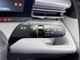 オートライト機能を備えた方向指示器レバー。周囲の明るさに応じてヘッドライトが自動点灯するほか、フォグランプの操作も手元で行えます。