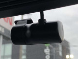 最近では付いてる車も多くなってきました。中古車ではまだまだ付いていればラッキーなドライブレコーダーです♪