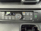 【フルオートエアコン/運転席・助手席シートヒーター】寒さの厳しい季節でも2段階の温度調整ができるシートヒーターで快適なドライブを♪
