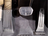 【ペダル】BMWはオルガン式アクセルペダルを採用しています。踏み込む足とペダルが同じ軌跡を描くため、かかとがずれにくく、アクセルコントロールがよりしやすくなるメリットがあります。