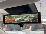 【インテリジェントルームミラー】車両後方のカメラ映像がミラー(液晶画面)に写るので、後席の人や荷物が写りこみません。夜間や悪天候でも視界が良好です♪