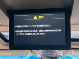 【13.3インチリヤエンターテインメントシステム】後席にお座りの方も大満足の、人気メーカーオプションを装備。専用の音響システムと、大画面のモニターで移動中もDVD等をお楽しみいただけます。