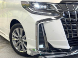 【LEDヘッドライト】悪天候や夜間走行時も良好な視界を確保し安心して運転できる高輝度LEDヘッドライトを装備!点灯速度が早く、消費電力も抑えられています。