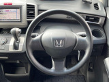 インテリアに合わせたデザインのステアリングは、運転される方のことも考え、運転しやすい形状、大きさです。是非一度、実際に触ってお確かめください。
