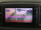 車両後方の映像を映すバックモニター。進路を確認しながら安全に車庫入れできます。