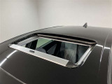 【サンルーフ】ボタンひとつで開閉可能!開放感たっぷりのサンルーフが装着されています!車内に明かりを取り入れたり景色を楽しむ以外にも、車内の空気も簡単に換気できて快適です♪