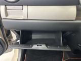 ちょっとしたところは収納ボックスにもなっています。車内はサイズも決まっているので、収納が少ないと思っているアナタ!ご安心ください。さまざまなところに収納が隠れているんです♪