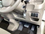 ヘッドライトの角度を調整できるレベリングダイヤルは運転席の右側、手の届きやすい位置にあります。