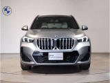 【BMWの伝統-1】BMWの特徴的な&ldquo;キドニーグリル&rdquo;は、80年以上続く伝統の形でございます。変わらないこだわりのデザインが、プレミアムブランド&ldquo;BMW&rdquo;を創り出します。