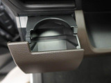 カップホルダーは運転席や助手席からちょうど手の届く位置です!!
